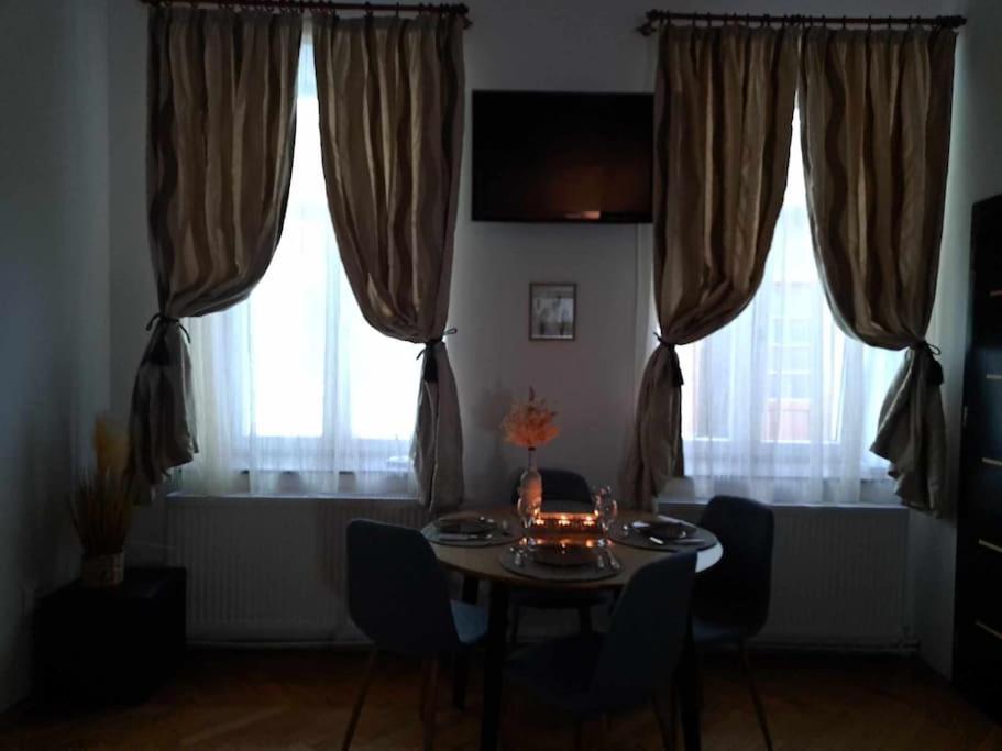 Sofia'S Home Comfy Studio In The Old Town Brasov Bagian luar foto